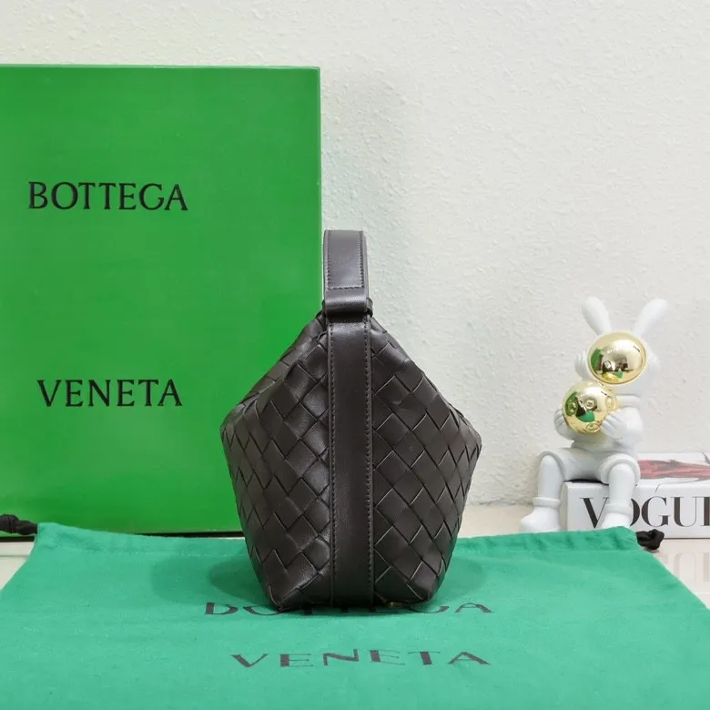 Batch 1360 #BvWallace Shoulder Lunch Bag 🔥 A lunch box bag that you can just grab and go. It is made of classic intrecciato weaving technology and reflects the craftsmanship of Bottega. The entire bag is made of top-grade happa lambskin. It is very soft and lightweight. The small bag shape is cute and exquisite. The interior capacity is also very large and can be carried under the arm. It is quite practical! The bottom of the bag is made of gold metal to prevent wear and tear. The details are really good! Choose this elegant commuting bag for Zaoba people~ Size: 22x13x9.5, model number; 7748#